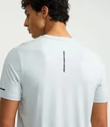 Remera deportiva celeste de poliéster y elastano, con cuello redondo, mangas cortas y tecnología dry fit.