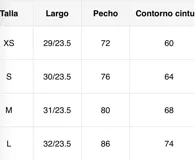 Top strapless color uva con bordado de flores plateadas y lentejuelas.