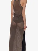 Vestido maxi de malla gris oscuro, sin mangas y con cuello redondo, caracterizado por su transparencia y aberturas laterales altas. Presenta un detalle de placa metálica cromada en el pecho.