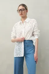 Pantalón de jean azul oscuro, de corte ancho y tiro alto, con bolsillos delanteros cuadrados y amplios.