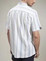 Camisa de manga corta a rayas verticales color lila y blanco, confeccionada en mezcla de lino y algodón.