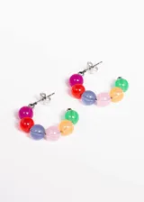 Caravanas coloridas de acero quirúrgico hipoalergénico con bolitas de acrílico.