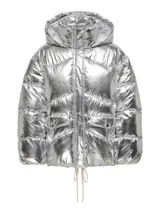 Campera puffer plateada con capucha, cierre frontal con cremallera y botones a presión, bolsillos delanteros con solapa y cordón ajustable en el dobladillo.