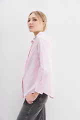 Camisa rosa de algodón con cuello camisero y botones ocultos. El cuello está decorado con piedras bordadas a mano.