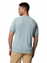 Remera de hombre Columbia de manga corta, color celeste, con logo pequeño en el pecho. Confeccionada con tejido transpirable Omni-Freeze ZERO™ y Omni-Wick™ para mayor frescura y comodidad.