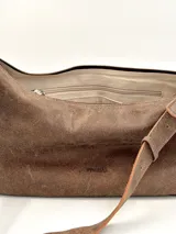 Cartera bandolera marrón de cuero con correa ajustable.