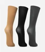 Kit de tres pares de medias de vestir lisas, confeccionadas en poliamida. Incluye un par color piel, un par negro y un par gris oscuro.