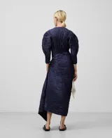 Falda midi azul marino con textura arrugada y drapeado lateral.