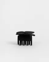 Broche para el cabello negro con forma de mariposa.