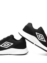 Championes Umbro modelo Volcan, color azul marino y gris con detalles en blanco. Presentan el logo de Umbro en los laterales y suela de goma.