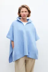 Sweater oversize color chocolate, de tejido de punto grueso, con cuello alto y cierre metálico corto.