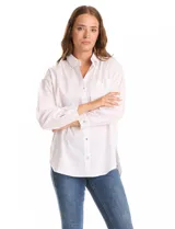 Camisa oversize blanca de tencel, con cuello con solapa, botones frontales, mangas largas con hombros caídos y puños anchos. Incluye un bolsillo en la parte delantera y un tablón central en la espalda. El bajo es redondeado y asimétrico, más largo en la espalda.