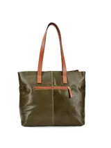 Cartera shopper de cuero vacuno color negro con doble asa de hombro color marrón. Cuenta con bolsillo frontal con cierre y logo metálico de la marca.