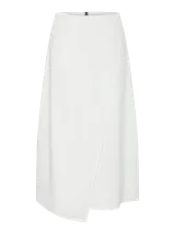 Pollera larga color blanco, de tiro medio con cierre lateral y confeccionada en tejido plano de poliéster con acabado sedoso.