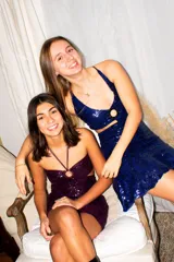 Minivestido verde esmeralda con breteles finos, escote corazón con argolla y cut-outs en el busto.