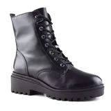 Bota de caña media color negro, con cordones y suela track.