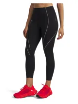 Calza deportiva negra con detalles de líneas plateadas a los costados.