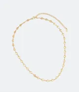 Collar corto dorado con cadena de corazones.