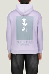 Buzo negro con capucha y bolsillo tipo canguro. Estampado pequeño en el pecho con un sol, una palmera y olas.