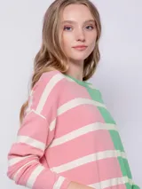 Sweater de tejido de punto con diseño rayado en tonos morado, amarillo y verde, de corte relajado.