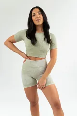 Remera deportiva verde con efecto tie-dye, de corte cropped y mangas cortas.
