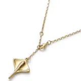 Collar dorado con dije de mantarraya.