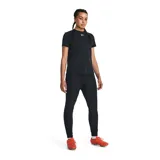 Remera deportiva negra de mujer con logo blanco en el pecho.