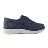Zapato náutico azul de lona con cordones y suela blanca.