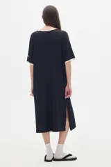 Vestido midi negro de rib, con cuello redondo amplio y manga corta caída.