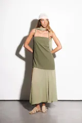 Vestido largo verde oliva, con base de crepé asimétrico y capa de gasa. Incluye capa a juego que se puede usar como chal o corbatín.