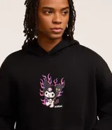 Buzo hoodie negro de algodón con estampa de Kuromi con llamas en el pecho y bolsillo canguro.