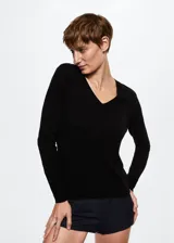 Jersey de punto fino color negro, con diseño recto, cuello pico y manga larga.