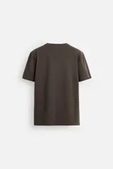 Camiseta slim fit de cuello redondo y manga corta, confeccionada en tejido de algodón con elasticidad.