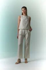 Top sin mangas de lino metalizado color beige, con cuello redondo y detalle trenzado en el borde.