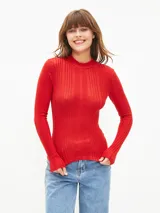 Polera roja de tejido de punto acanalado, con cuello alto y mangas largas.