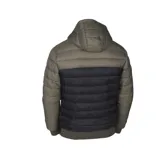 Campera reversible de hombre, con un lado en tela estilo canelón y el otro liso, con capucha y bolsillos externos e internos.