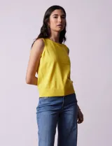 Musculosa tejida color fucsia de hilado fino, con cuello redondo y sisas amplias.
