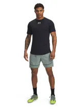 Short deportivo Under Armour Challenger Pro color rojo con paneles laterales negros y ribete negro en el ruedo.