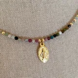 Collar de piedras naturales de turmalina con cuentas goldfilled, y dije dorado de la Virgen Milagrosa.