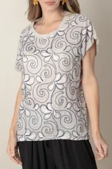 Remera verde con estampado de hojas en azul marino, de lino en el frente y algodón en la espalda.
