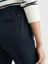Pantalón de corte cónico Tommy Hilfiger, modelo 1985 Collection, color azul marino. Confeccionado en mezcla de algodón orgánico, con cintura elástica, cierre de botones y bolsillos traseros de ojal.