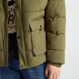 Anorak largo color verde kaki, con capucha y cierre frontal, ideal para mantener el calor.
