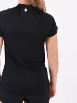 Remera negra de corte clásico y mangas cortas.