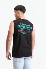Musculosa negra de algodón con corte oversize y estampado en turquesa en la espalda con la frase "Good things Never come from Comfort Zones" y el logo de la marca Mistral.