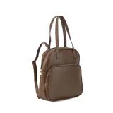 Mochila color marrón con doble asa de mano y correas traseras regulables. Presenta un bolsillo frontal con cierre y compartimento interno para iPad.