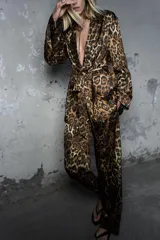 Blazer con estampado animal print, cuello solapa de muescas y manga larga acabada en aberturas. Bolsillos de vivo en delantero, cinturón en mismo tejido ajustable con lazadas y cierre frontal con botones.