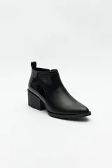 Botín negro de cuero sintético con punta fina y taco ancho de 6cm.