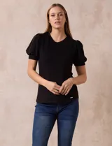 Remera de modal negra, marca Tahari, con cuello redondo y mangas cortas abullonadas con puño.