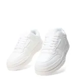 Championes urbanos color beige con detalles en blanco y negro, suela gruesa y cordones negros.