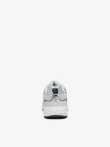 Zapatillas bajas grises con detalles en plateado y negro, con cierre de cordones y suela blanca.